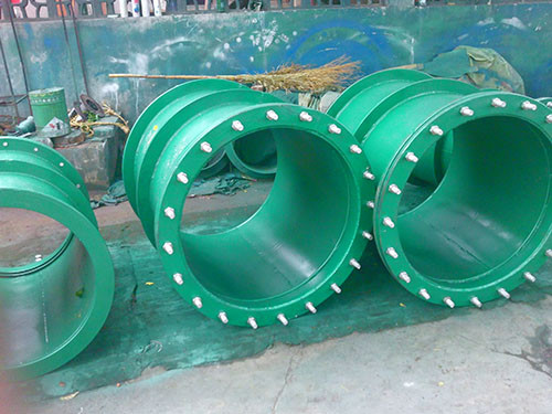 香港新界上水大口徑<a href=http://www.www.yw25je.com target=_blank class=infotextkey>柔性防水套管</a>噴涂現(xiàn)場(chǎng)